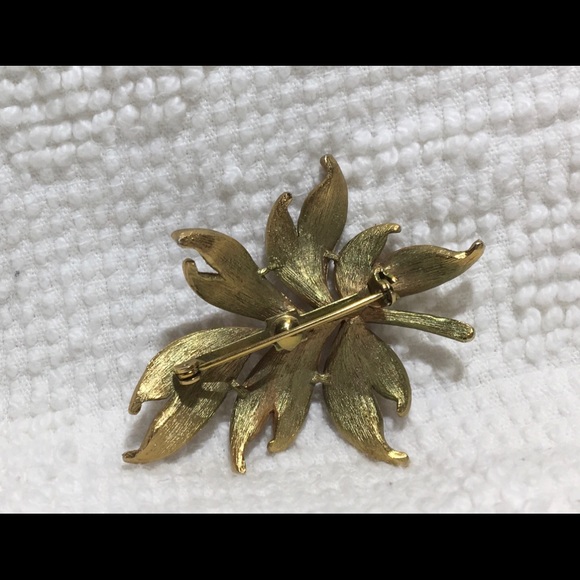 Vintage Leaf Brooch - Picture 7 of 7